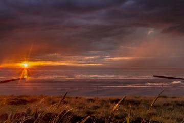 Regenachtige zonsondergang strand Domburg