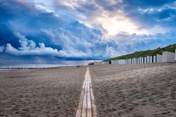 Wolkenluchten boven het strand van Domburg 0316