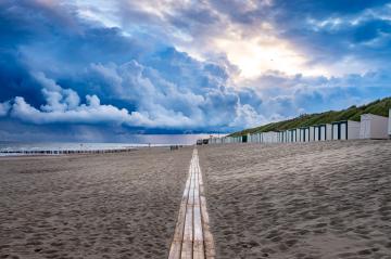Wolkenluchten boven het strand van Domburg 0316