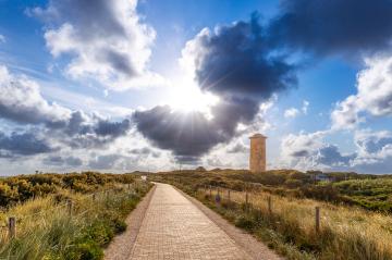 Zon en wolken boven de toren