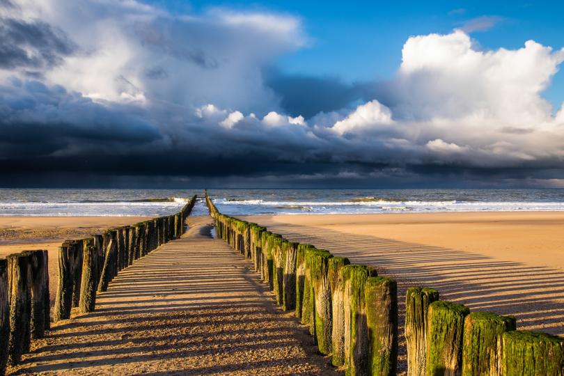 Paalhoofd bei Domburg mit dunklem Himmel über dem Meer