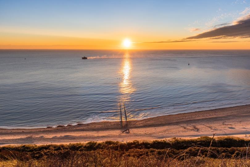 Wie die Sonne bei Valkenisse im Meer versinkt