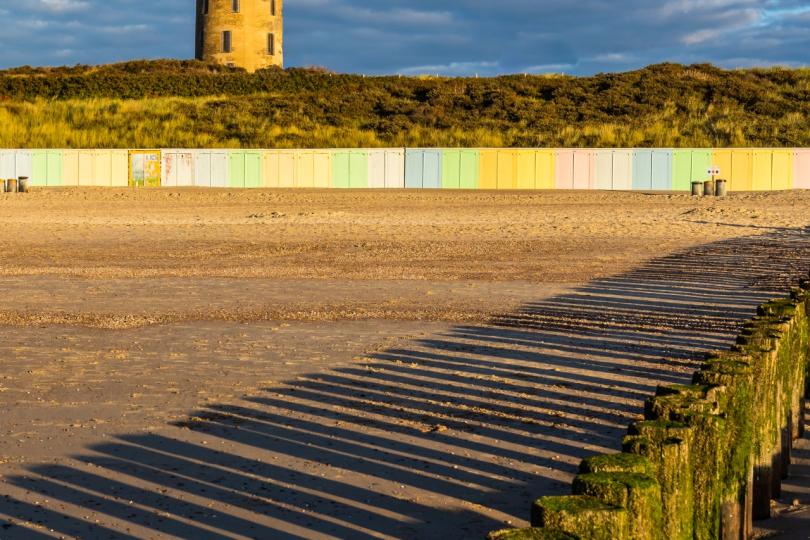 De watertoren met de kenmerkende gekleurde strandhuisjes bij Domburg