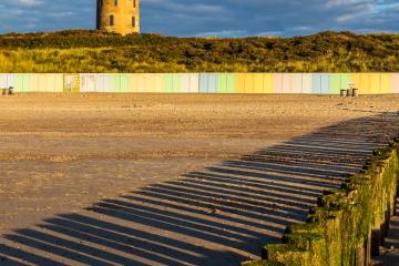 De watertoren met de kenmerkende gekleurde strandhuisjes bij Domburg