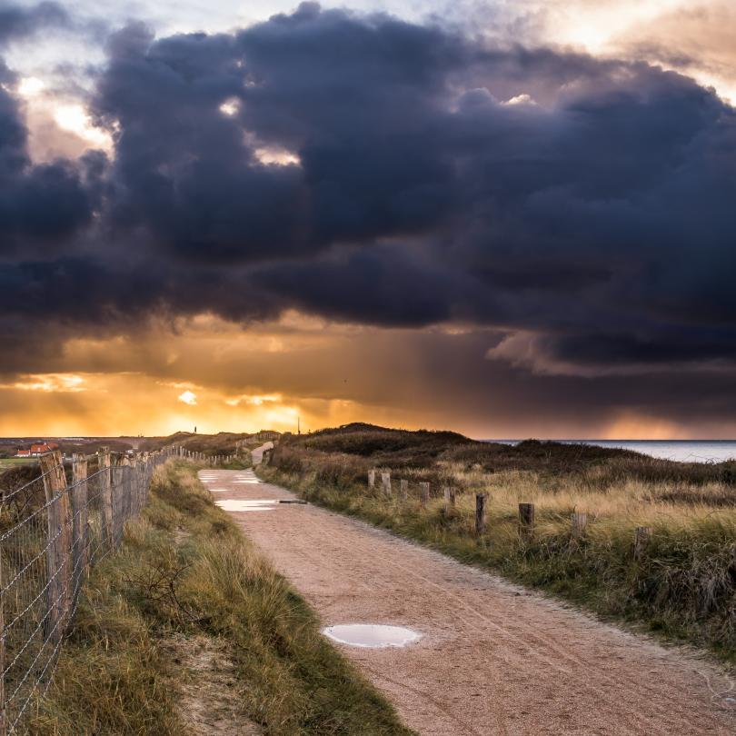 Dunkler Himmel über den Dünen von Domburg
