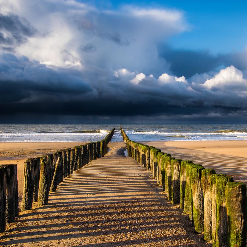 Paalhoofd bei Domburg mit dunklem Himmel über dem Meer
