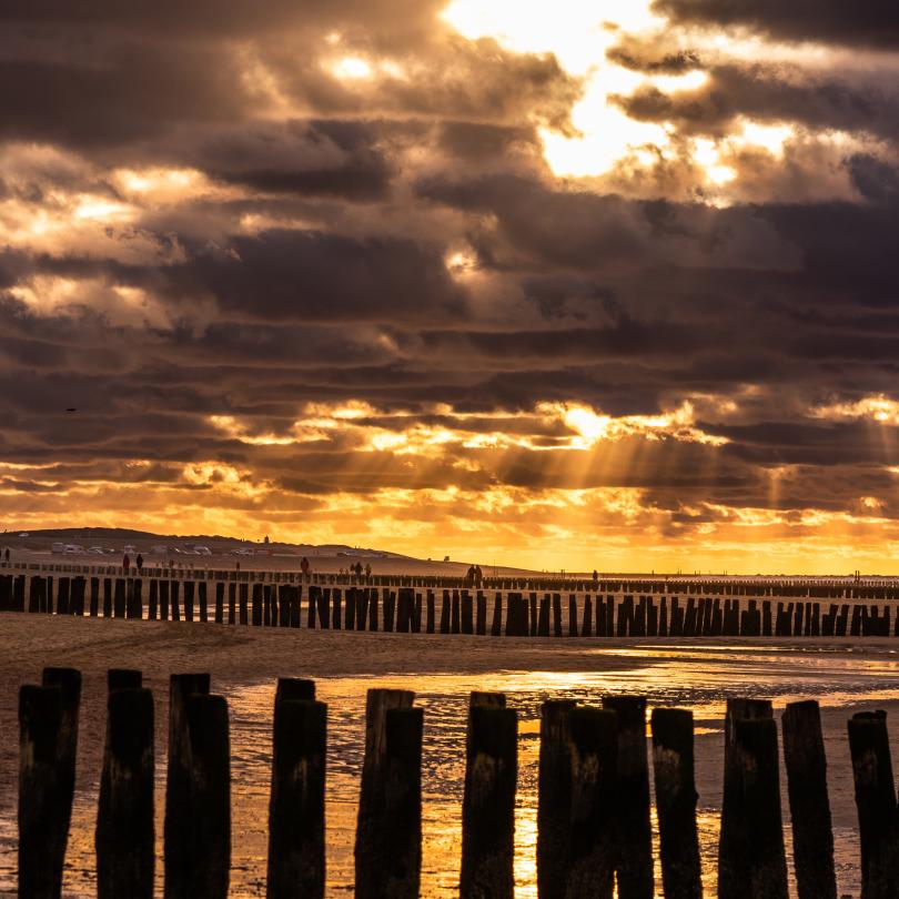 Der Kampf zwischen Sonne und Wolken