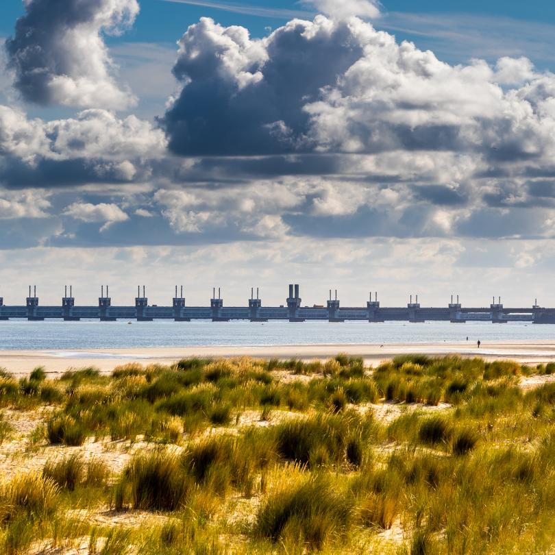 Sturmflutwehr der Oosterschelde von den Dünen des Vrouwenpolders aus