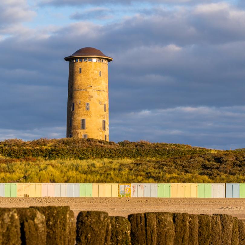 Der Wasserturm mit den charakteristischen Strandhütten in Domburg