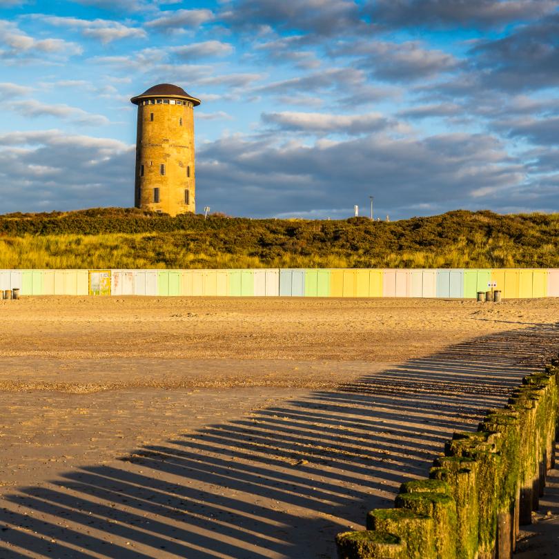 De watertoren met de kenmerkende gekleurde strandhuisjes bij Domburg