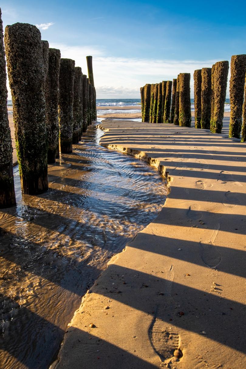 Zonnig paalhoofd op het Domburgse strand