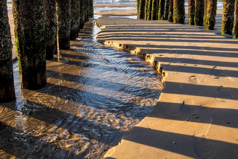 Zonnig paalhoofd op het Domburgse strand