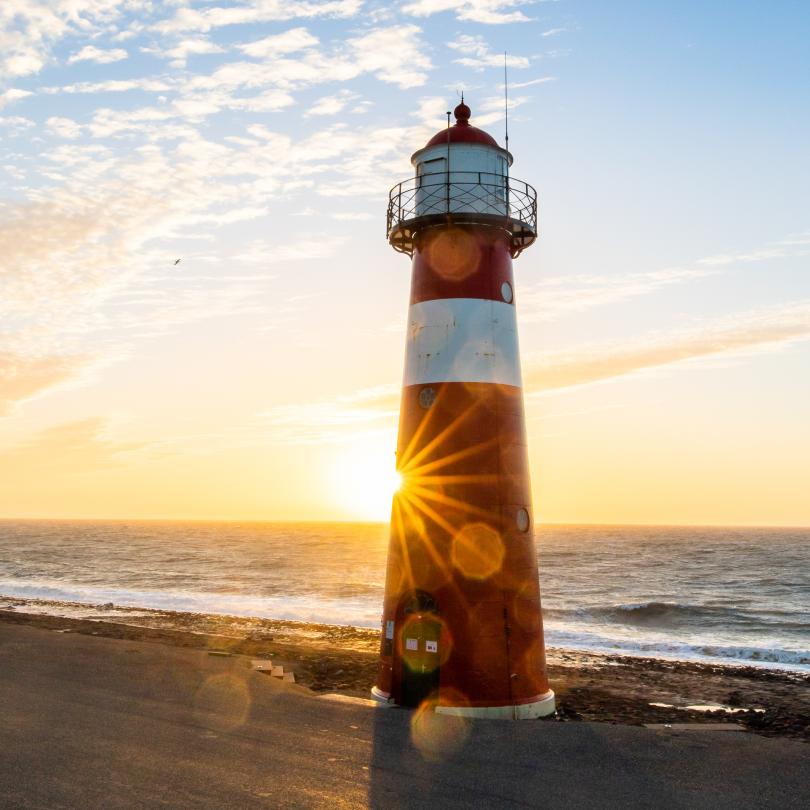 Vuurtoren Noorderhoofd Westkapelle bij zonsondergang