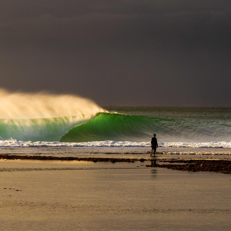 Grote groene golf klapt op het rif in Bali