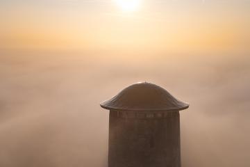 De watertoren in de mist